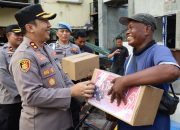 Hari Bhayangkara ke -79 Polres Pelabuhan Tanjungperak Gelar Baksos, Puluhan Pengemudi Bentor dan Kuli Panggul Full Senyum