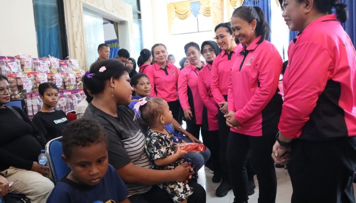 Kunjungi Raja Ampat, Ketum Bhayangkari Ny. Juliati Sigit Prabowo Salurkan Sembako hingga Gelar Khitanan Massal