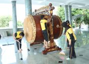 Bersihkan Masjid Agung, Puluhan Personel Polres Bangkalan Gelar Bakti Religi Sambut Hari Bhayangkara ke – 79