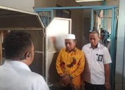 Isak Tangis Sambut Jenazah Haji Abdulrahman Tiba di Sorong PBD