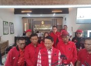 Kader PDIP Majalengka Melakukan Aksi Unjuk Rasa di Depan Gedung Pengadilan Negeri Majalengka