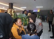 Beri Trauma Healing, Polwan Polresta Banyuwangi Dampingi Korban Selamat KMP Tunu Pratama Jaya