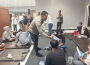 Polresta Banyuwangi dan ASDP Beri Puluhan Selimut dan Matras di Posko Ketapang untuk Keluarga Korban KMP Tunu Pratama