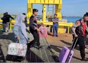 Polri Untuk Masyarakat : Polres Situbondo Patroli di Pelabuhan Jangkar Bantu Penumpang Kapal