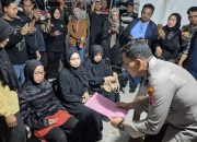 Kapolresta Banyuwangi Serahkan Korban KMP Tunu Pratama Jaya Asal Malaysia kepada Keluarga untuk Dimakamkan