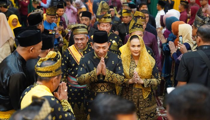 Kapolri Terima Anugerah Adat Ingatan Budi dari LAM Riau: Simbol Kehormatan, Amanah Moral, dan Komitmen Kebangsaan