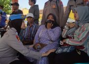 Polwan Polres Pasuruan Kota Beri Pendampingan Keluarga 3 Pemancing yang Hilang di Perairan Lekok