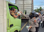 Polresta Banyuwangi Berbagi Mamiri Kepada Pengguna Jalan yang Terjebak Kepadatan Pelabuhan Ketapang