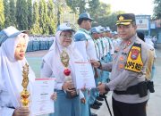 Dekat dan Bersahabat, Polisi Blusukan ke Sekolah Edukasi Tertib Lalin dan Berbagi Hadiah untuk Pelajar di Nganjuk