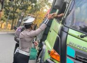 Polantas Berbagi Nasi Kotak untuk Pengendara Terjebak Macet di Hutan Baluran, Sopir Truk : Polisi Situbondo Luar Biasa