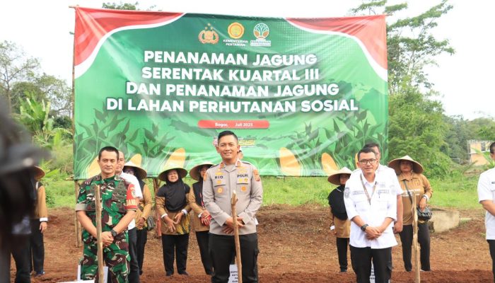 Polres Bogor Laksanakan Penanaman Jagung Serentak di Lahan Perhutanan Sosial Pada Kuartal III