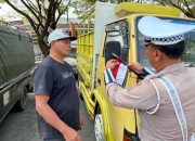 Polres Pacitan Pupuk Jiwa Nasionalisme Jelang HUT ke-80 RI, Berbagi Ratusan Bendera Merah Putih