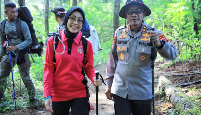 Ibu Kapolda Jabar, Diana Rudi Setiawan Satu-Satunya Ketua Bhayangkari sampai Puncak Gunung Ciremai, Melesat Bak Panah Srikandi