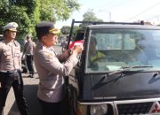 Polresta Banyuwangi Berbagi Bendera Merah Putih Sambut HUT Kemerdekaan RI ke – 80