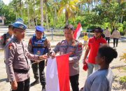 Semarak Kemerdekaan ke-80 RI, Polresta Sorong Kota Bagikan Bendera dan Hadirkan Perpustakaan Terapung di Pulau Raam