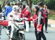 Dorong Semangat Nasionalisme, Kapolres Bangkalan Bagi – bagi Bendera Merah Putih
