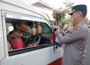 Tebar Semangat Merah Putih Kapolres Jember Turun Jalan Berbagi Bendera dan Cokelat Bagi Pengendara