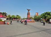 Hening Cipta di Jalan Raya: Satlantas Polres Madiun Kota Hentikan Pengendara Saat Detik-Detik Proklamasi HUT ke-80 RI