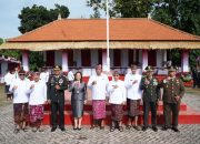 Polres Klungkung Gelar Upacara Peringatan ke-80 Hari Proklamasi Kemerdekaan RI.  Polres Klungkung – Polres Klungkung melaksanakan upacara bendera dalam rangka memperingati Hari Proklamasi Kemerdekaan Republik Indonesia ke-80 Tahun 2025. Upacara yang berlangsung di halaman Polres Klungkung ini dipimpin langsung oleh Wakapolres Klungkung, Kompol I Made Ariawan P., S.H., dengan penuh khidmat, (17/8).  Upacara tersebut menjadi momentum untuk mengenang jasa para pahlawan bangsa yang telah berjuang merebut kemerdekaan, sekaligus menumbuhkan semangat menjaga persatuan dan kesatuan dalam bingkai Negara Kesatuan Republik Indonesia.  Tidak hanya di tingkat Polres, upacara peringatan Hari Kemerdekaan juga dilaksanakan secara serentak di Polsek jajaran Polres Klungkung. Hal ini menunjukkan komitmen Polri dalam menanamkan nilai-nilai nasionalisme kepada seluruh personel serta menumbuhkan rasa syukur atas nikmat kemerdekaan.  Dengan pelaksanaan upacara ini, Polres Klungkung berharap dapat terus memperkokoh semangat kebersamaan, pengabdian, dan tanggung jawab dalam memberikan pelayanan terbaik kepada masyarakat.