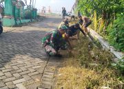 Anggota Posramil Kasreman Bantu Warga Pembersihan Lingkungan