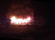 Kebakaran Hebat di PT Jebus Desa Baru Nalo, Warga Pertanyakan Motif di Baliknya