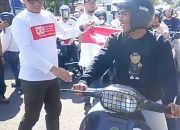 Sebagai Wujud Semangat Nasionalisme dan Cinta Tanah Air Sekda Majalengka Aeron Randi Membagikan Bendera Merah Putih Kepada Masyarakat