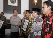 Kapolrestabes Surabaya Beri Penghargaan Kapolsek Wonokromo dan Toga Tomas atas Peran Aktif Jaga Kamtibmas