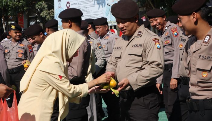 Bunga dan Jeruk Simbol Kepedulian Masyarakat untuk Polres Batu