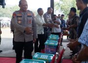 Kapolda Jatim Serahkan Bantuan Sembako untuk Nelayan Pacitan di Hari Lalu Lintas Bhayangkara ke-70