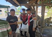 Polisi Patroli Sambil Berbagi Nasi Kotak Program Pasabber Polres Situbondo Disambut Antusias Warga