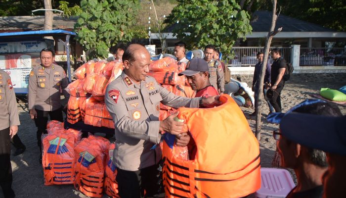 Kapolda Jatim Kunjungi Kelompok Nelayan dan Sadar Wisata di Pantai Pasir Putih Situbondo, Beri Bantuan Alat Keselamatan dan Sembako