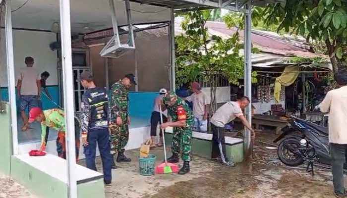 Anggota Koramil 1002-04/Labuan Amas Selatan Bersihkan Poskamling di Desa Pantai Hambawang Timur