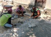 Babinsa Kodim Ponorogo Ikut Gotong Royong Pasang Paving Block Jalan