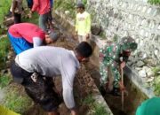 Aktif di Desa Binaan, Babinsa Kodim Ponorogo Kerja Bakti Bersihkan Selokan