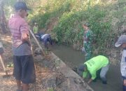 Babinsa Kodim Ponorogo Kerja Bakti Bersihkan Parit Bersama Warga