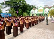 Anggota Kodim Ponorogo Latih Baris Berbaris Siswa MI Almadinah Balong