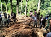 Anggota Koramil Kare Gotong royong Bersihkan Material Longsor di Dusun Kandangan