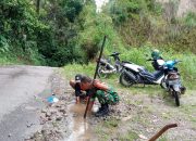 Babinsa Tileng dan Warga Gotong Royong Perbaiki Pipa Air Bersih Bocor di Pokolimo