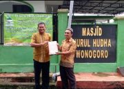 Jumat Berkah Saling Berbagi, Sekretaris GMBQ Salurkan Wakaf Al – Qur’an di Desa Wonogoro