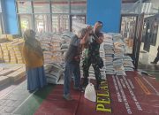 Babinsa Manisrejo Dampingi Penyaluran Bantuan Pangan untuk Warga