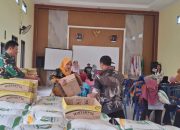 Babinsa Desa Bolo Pantau Penyaluran Bantuan Pangan dan Minyak Goreng kepada Warga