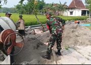 Babinsa Pilangkenceng Turun Tangan Dukung Pembangunan Sarana Irigasi di Desa Luworo