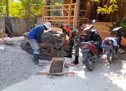 Babinsa Desa Lembah Gotong Royong Bantu Pembangunan Rumah Warg