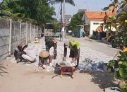 Babinsa Ngegong dan Warga Gotong Royong Pasang Paving untuk Tingkatkan Akses Jalan