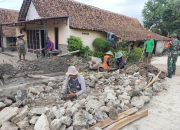 Babinsa Klumutan Ajak Warga Gotong Royong Perbaiki Saluran Air