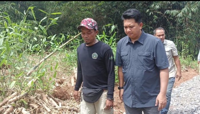 Warga Desa Mindi Leuwimunding Mengeluh Kondisi Jalan ke Pemakaman Umum Tak Kunjung di Perbaiki, anggota DPRD Majalengka Efrans Galuh Setiawan Monitoring ke Jalan Yang Dibangun Swadaya Masyarakat Menuju Pemakaman Umum
