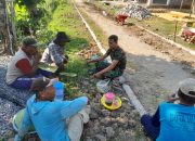 Ciptakan Keakraban, Babinsa Komsos Dengan Warga Binaan