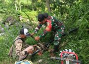 Bantu Kesulitan Warga, Babinsa Jogorogo Bantu Pemasangan Pipa Saluran Air Bersih
