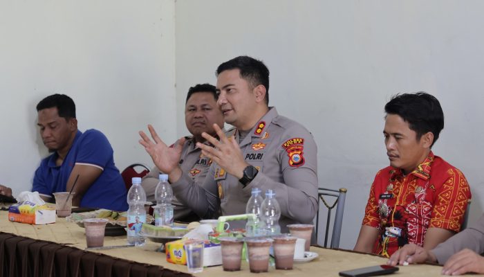 Kapolres Gowa Diterima Masyarakat Tompobulu Saat Amankan Lokasi, Berikan Edukasi Percayakan Proses Hukum Tanpa Main Hakim Sendiri