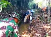 Anggota Kodim Ponorogo Kerja Bakti Bersihkan Saluran Air Bersama Warga